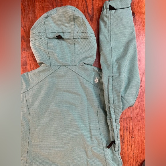 Volcom Snowboard Jacket - Picture 4 of 9